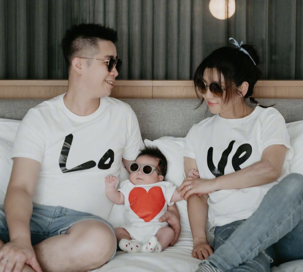 selina春节晒全家福,与男友在无名指戴戒指,5个月大儿子像爸爸_腾讯