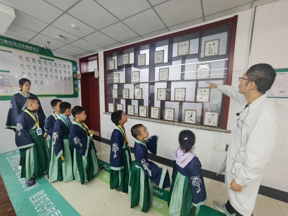 化身 “小小中醫師”！新黃河小交警小記者團走進張店區中醫院 - 