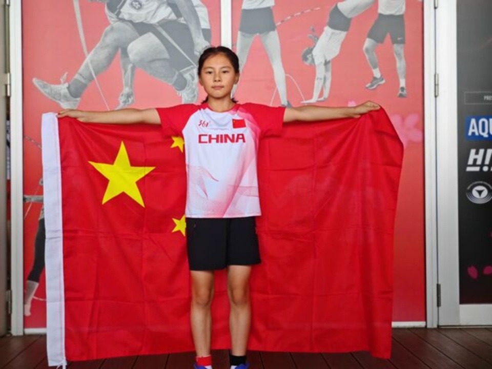别眨眼！中国小学生3分钟跳绳1056次 世青赛夺冠+打破世界纪录