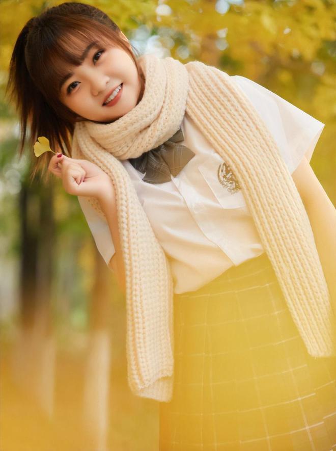 林妙可25岁生日!穿红衣与好友卖萌好漂亮,等比例长大幼态感超足