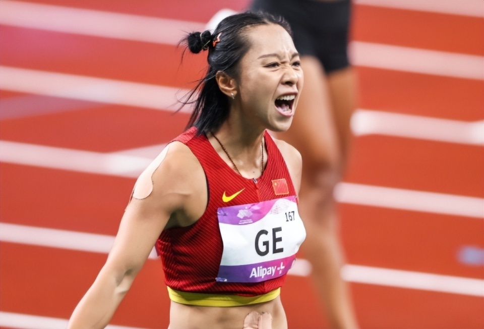 葛曼棋夺女子百米金牌:赛后激动落泪,韦永丽暖心安慰_腾讯新闻