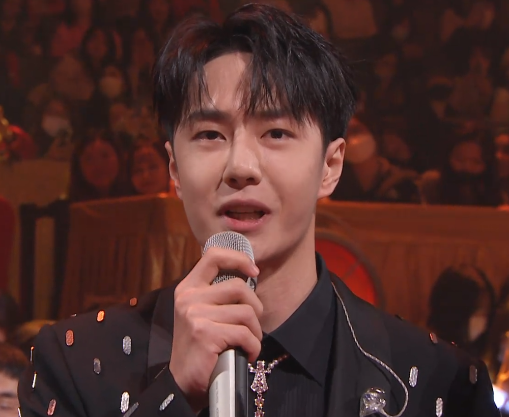 湖南小年夜春晚:王一博假唱被嘲,何炅强忍眼泪,少年团真唱获赞插图23