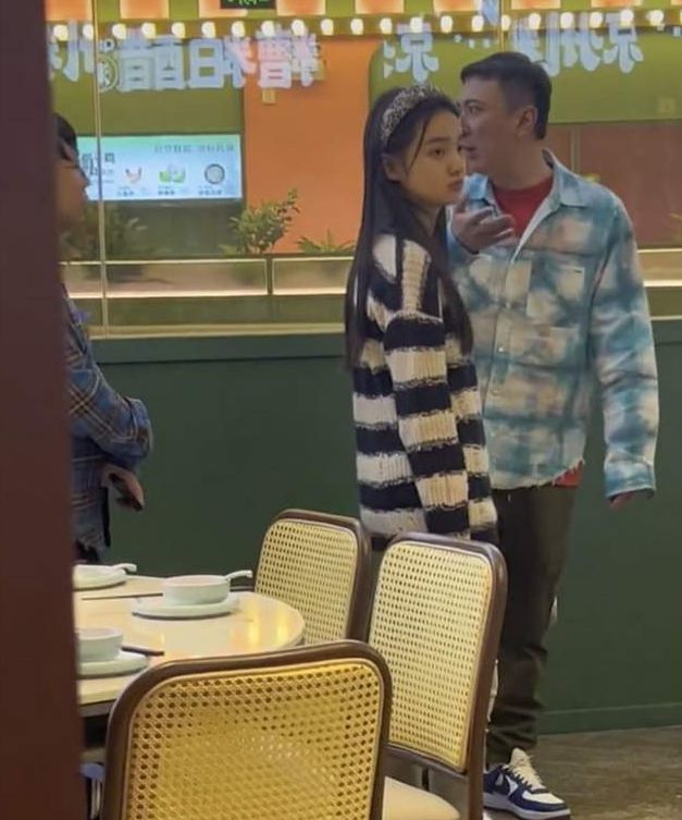王思聪牵手新女友现身三亚,女方年仅20岁,同框照被指像父女