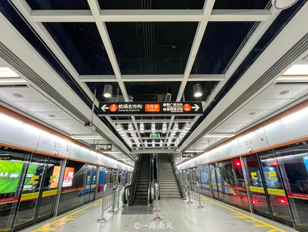 站,每个站点之间的间距都很长,龙归站是嘉禾望岗往北的第一个地铁站