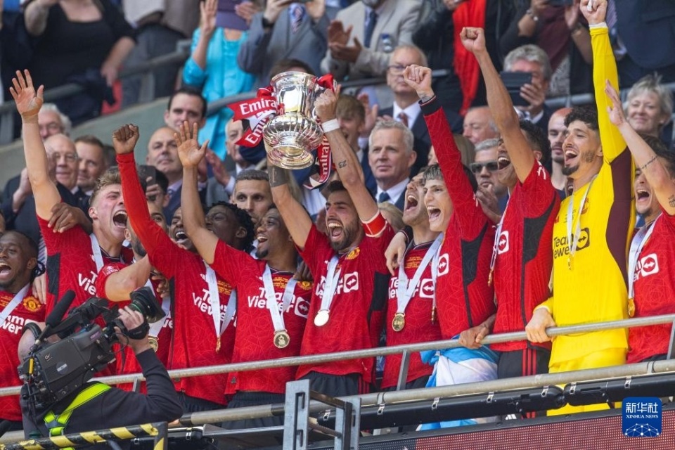 足球——英格兰足总杯:曼联夺冠