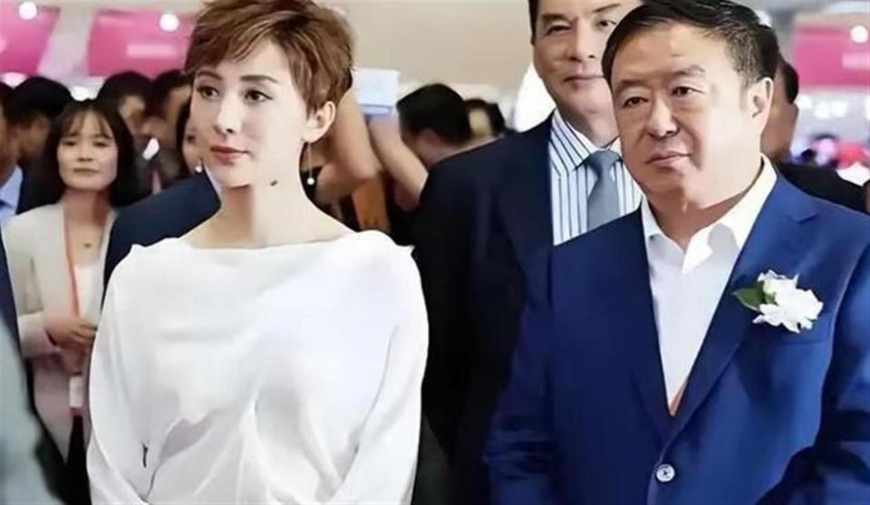 她长得太美被导演据为己有，拍完戏就结婚了， 老公大她30岁_腾讯新闻