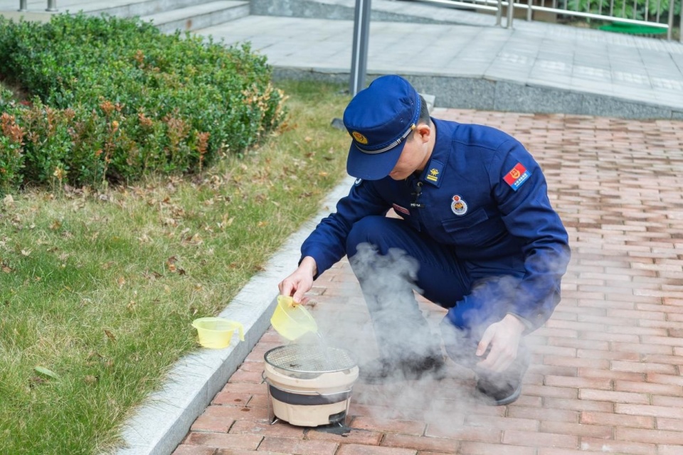 爐子使用完畢,要及時將炭火徹底熄滅.