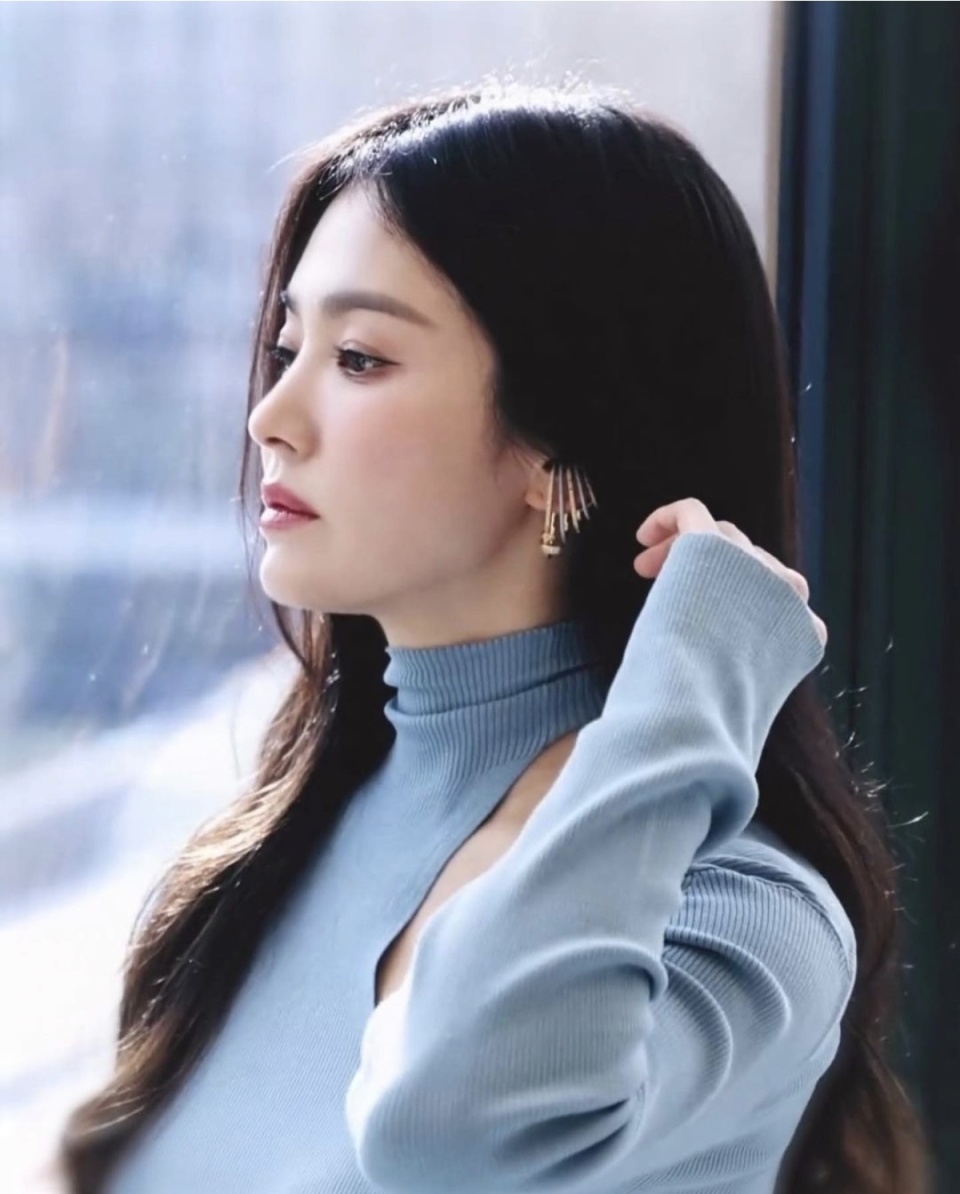 造型简约而不失精致,宋慧乔高领连衣裙引领时尚潮流,网友给出最高评价