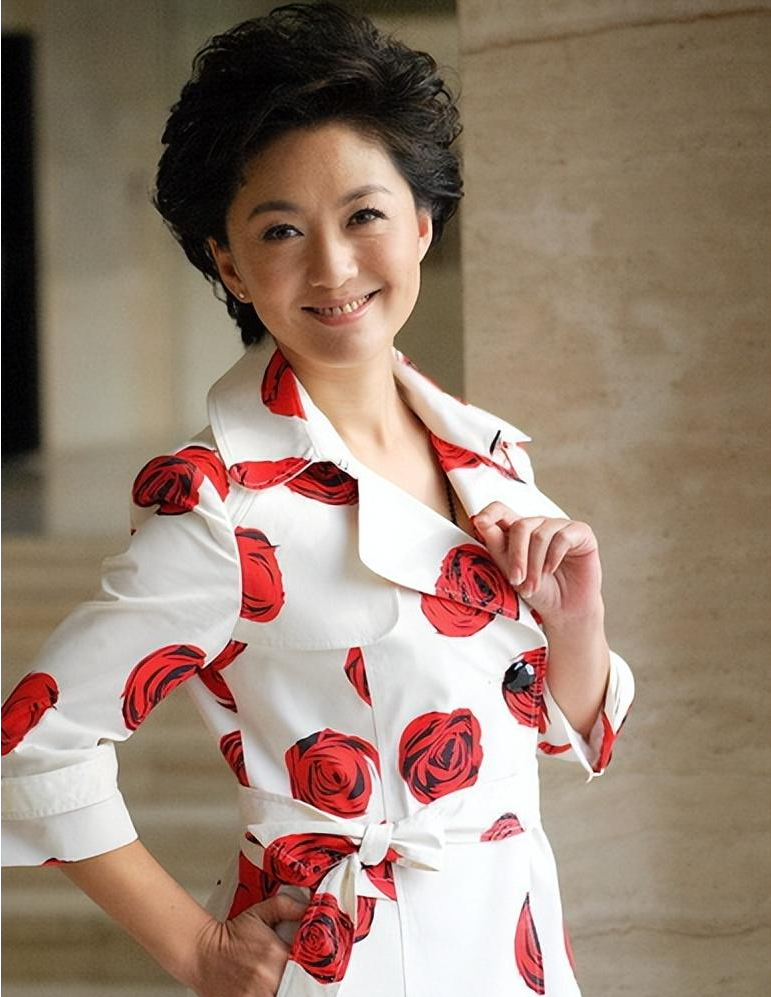 知名主持人海霞:央视工作30年,51岁新添副主任身份,全网祝福