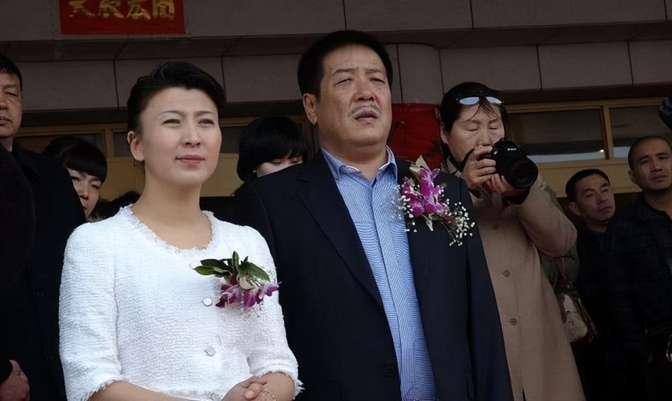 闫学晶一家三口在泰国接地气,二婚老公肚腩突出,5岁女儿似爸爸