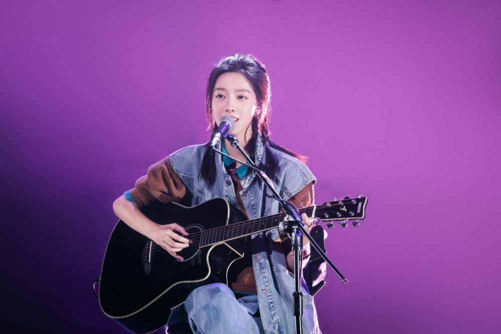 从那里可以看出庄达菲在音乐方面有一定修养,电吉他玩的溜,唱起歌说起