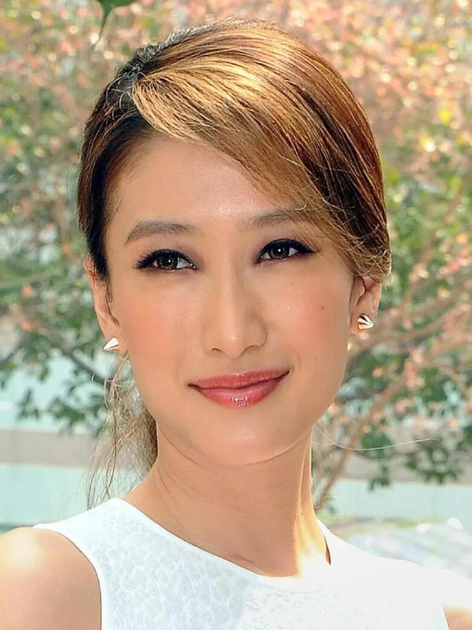 谢婷婷一家圣诞外出!小7岁男友拿奶瓶喂奶,半岁儿子神似谢霆锋