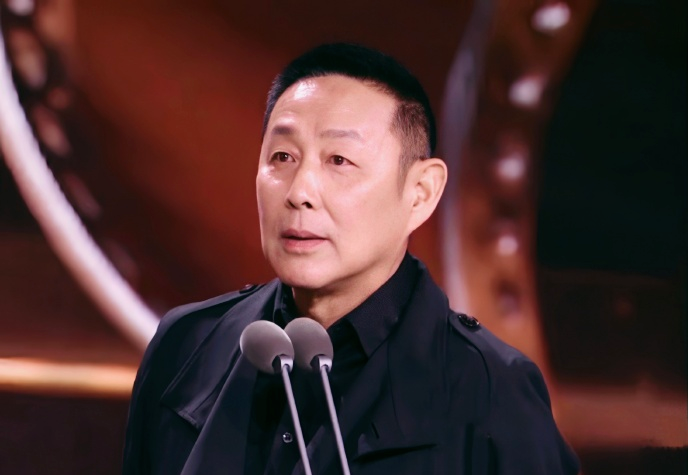 68岁陈道明被质疑整容面容饱满圆润染了黑发之后年轻了很多