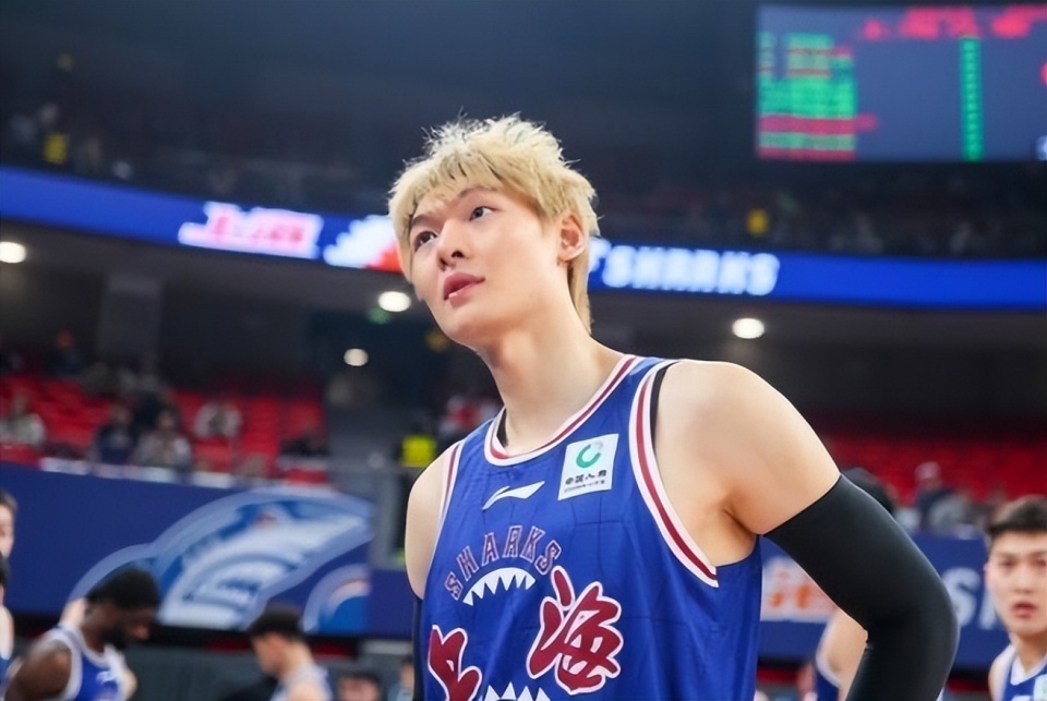 下半场划水还露天真笑容 王哲林25 8 4全面无比