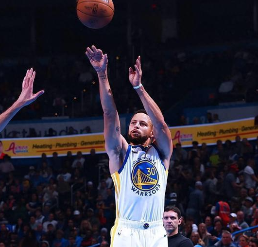 库里生涯第6个赛季收获首冠,他前面5个赛季成就如何?不愧超巨