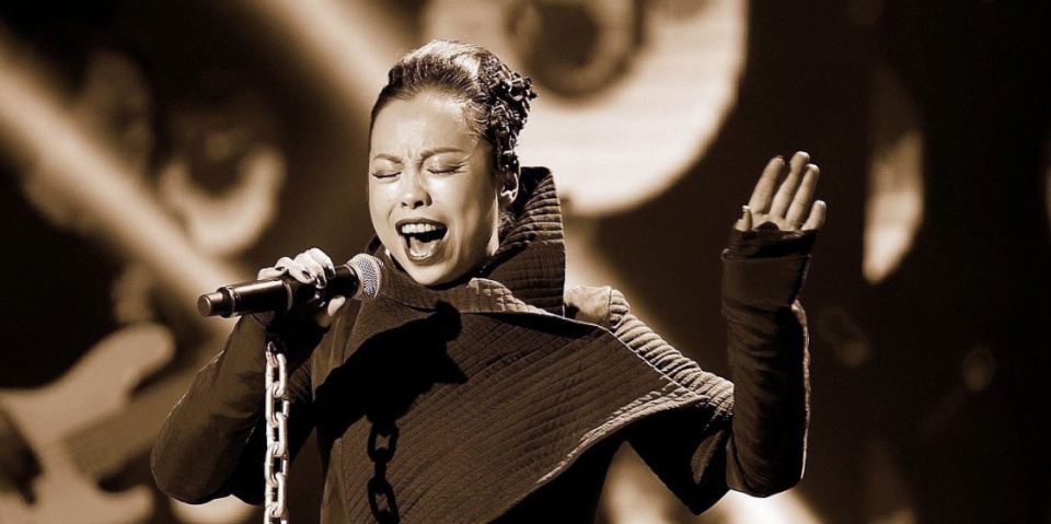 "断情绝爱"的乐坛丑女黄绮珊,越活越美丽_腾讯新闻