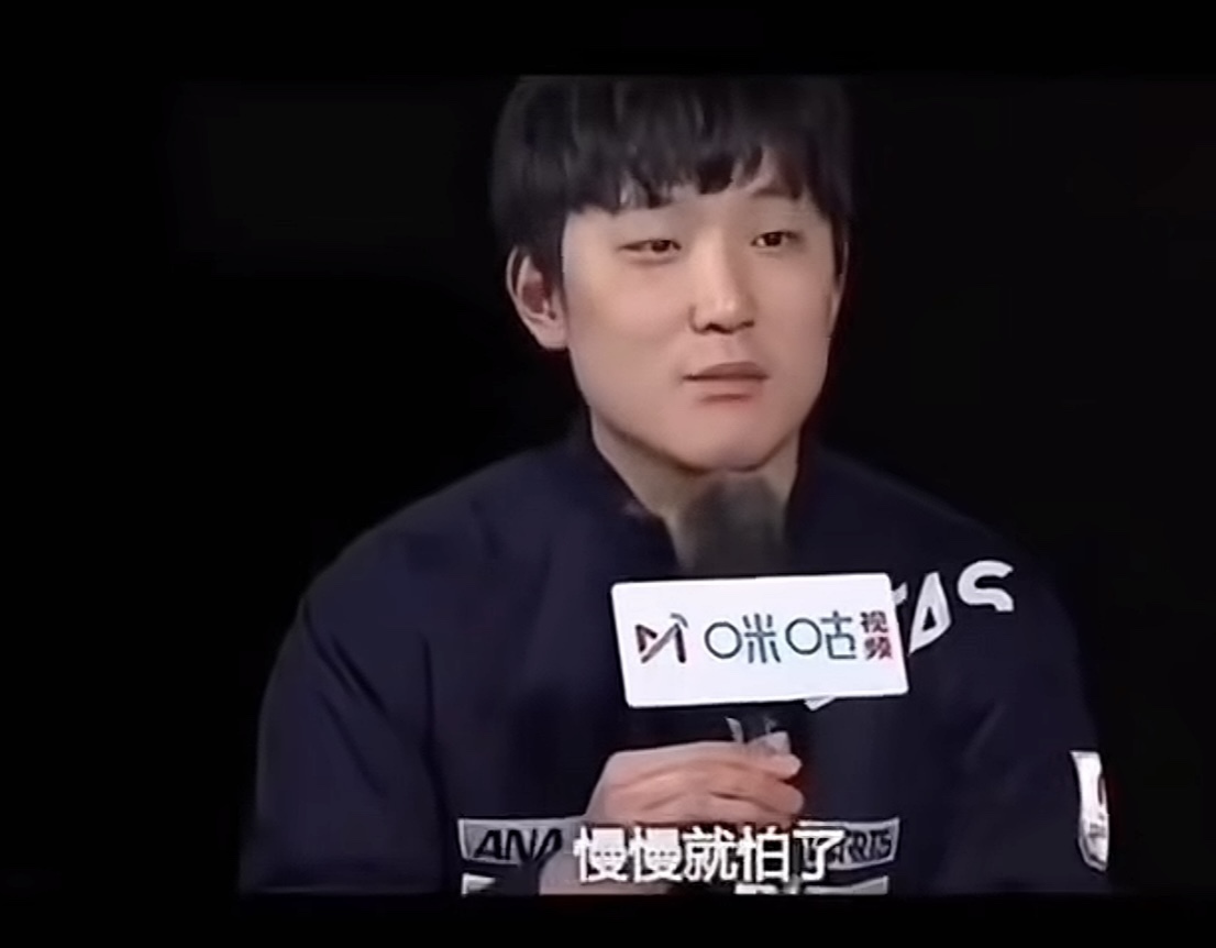 張本智和死死盯着世界盃獎盃！告誡松島輝空：多打王楚欽 你就知道怕了 - 