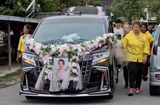 女星庄群施举办葬礼妈妈泪崩哭到站不住用新娘车送别女儿