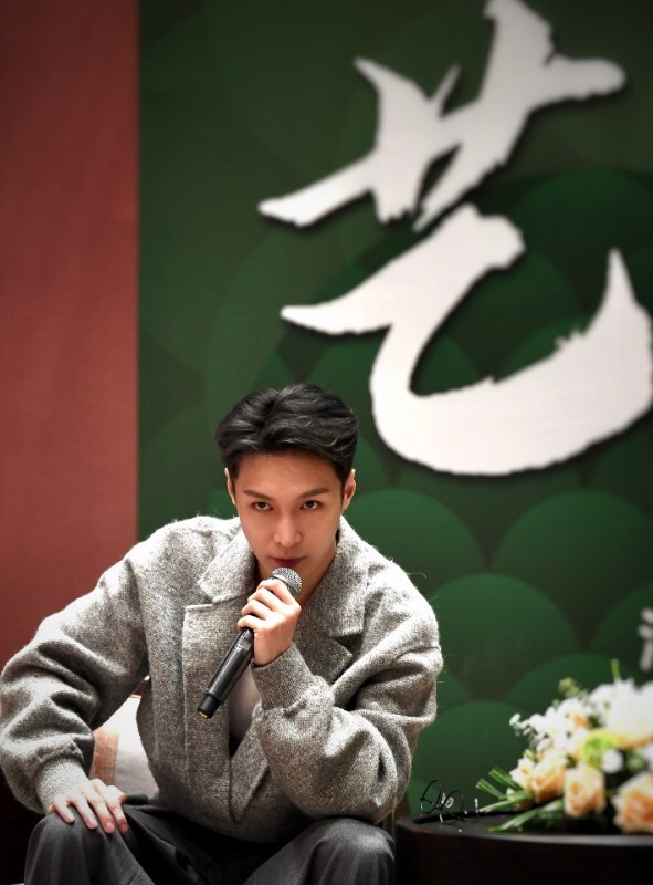 图片|张艺兴的小手势