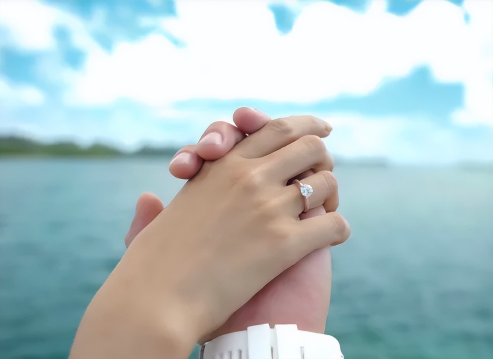 韩宜邦还晒出与女友手牵手的照片,只见林萱瑜手中戴了一枚大钻戒,非常