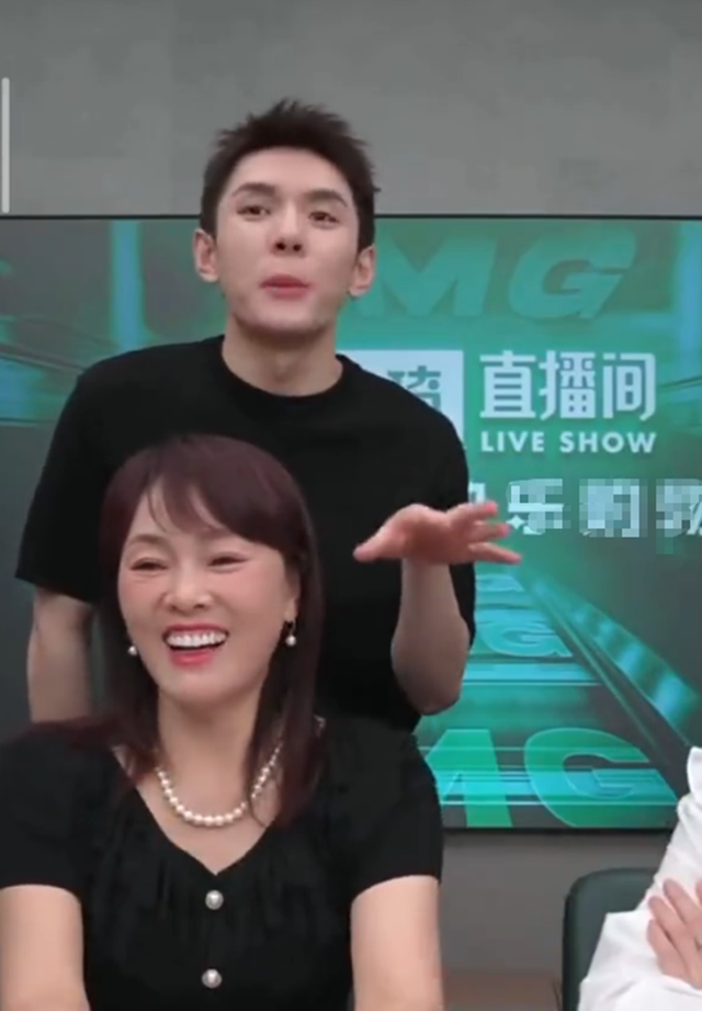 李佳琦回湖南，年初三跟媽媽走親，打扮清爽貴氣身高看着有180 - 