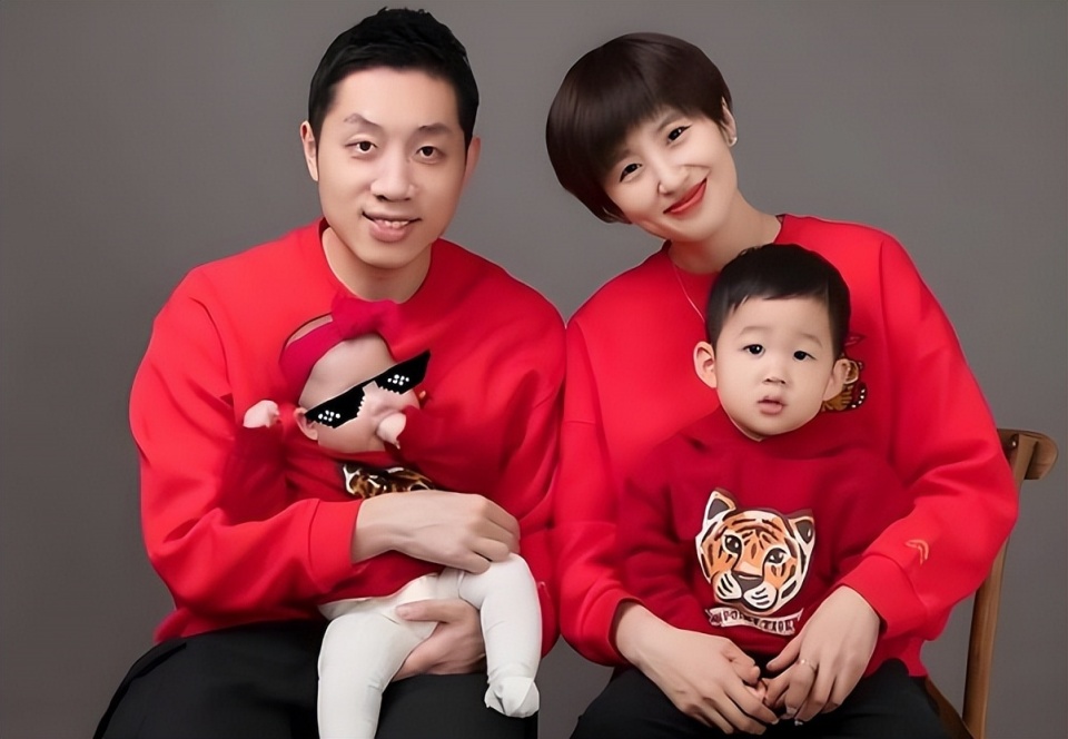 与马龙结婚后低调不同,许昕则乐于晒娃,晒一家的幸福生活.