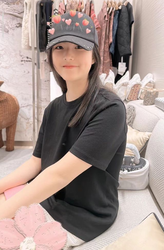 13岁王诗龄近照曝光赤脚漫步海边好唯美穿搭时髦显成熟