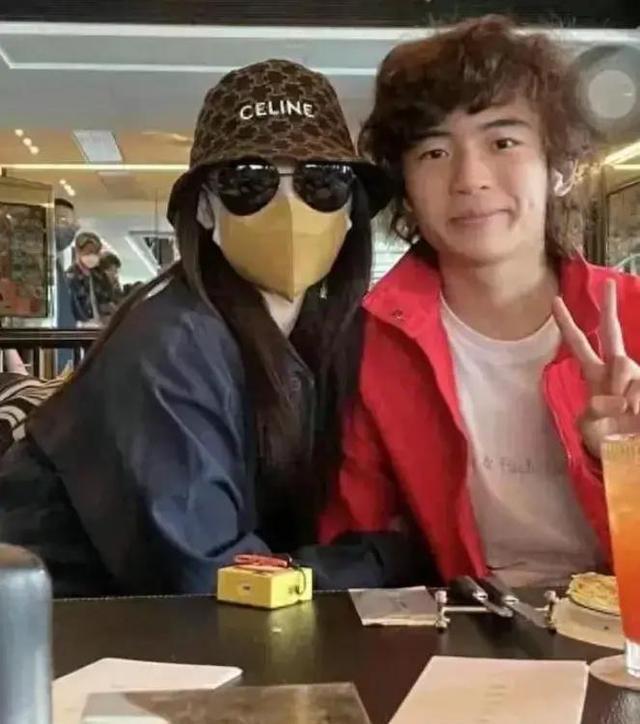 网传谢振轩恋上46岁女教练,评论区两极分化_腾讯新闻