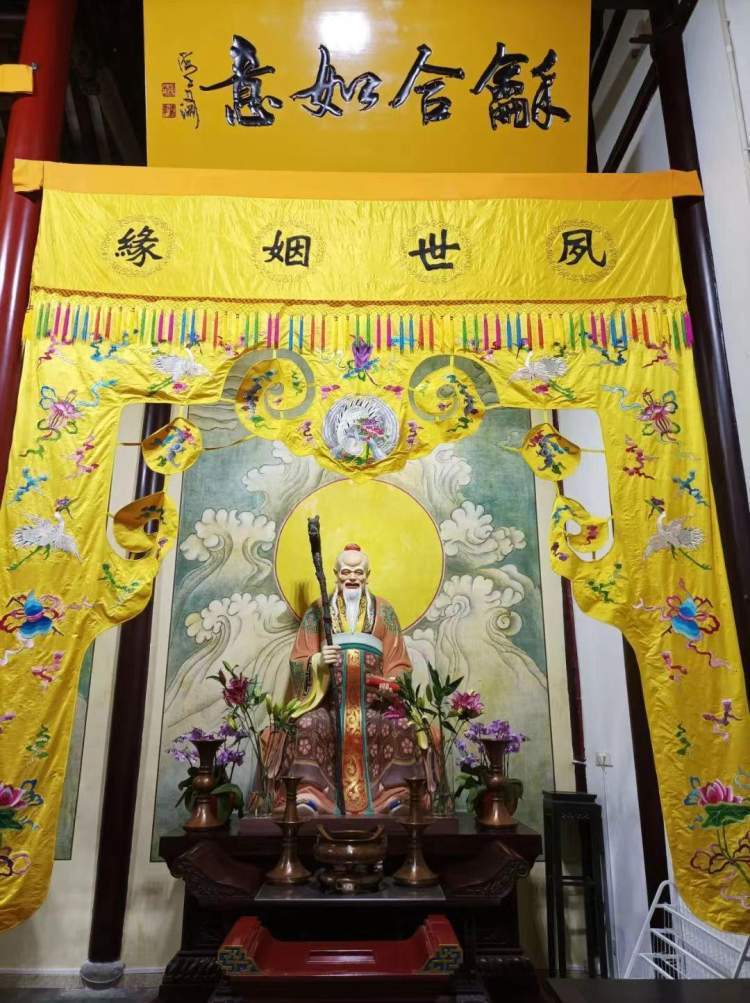 的一共是三尊塑像,中间是关羽,道教尊称之为关帝,也称之为协天大帝等