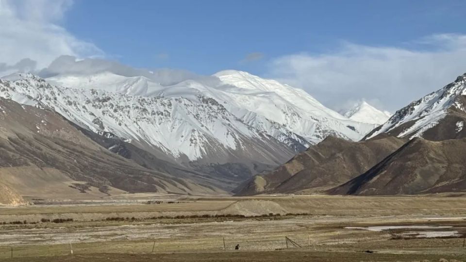 5月的阿尼玛卿雪山此次阿尼玛卿科考是2024年冰峰大会暨青年科学探索