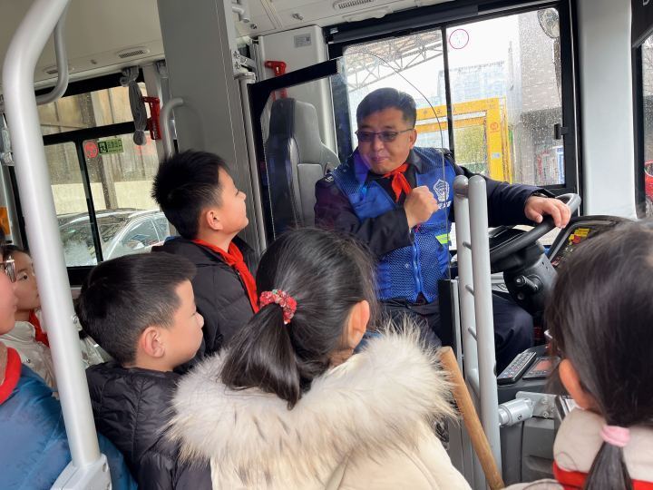 开学前的"第一堂课" ,这些小学生到公交车上学习