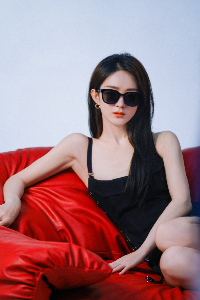 6月16日,工作室释出一组赵丽颖最新眼镜时尚大片,赵丽颖戴眼镜酷拽