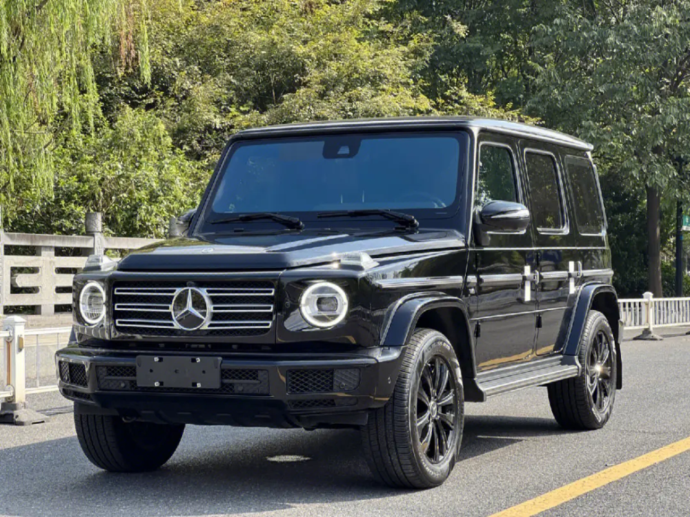 220多万奔驰大g,出厂漏装螺丝,内饰板脱落_腾讯新闻