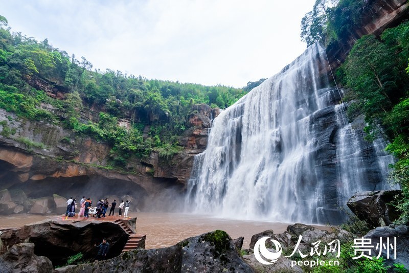 贵州赤水穿山林越瀑布一览赤水丹霞