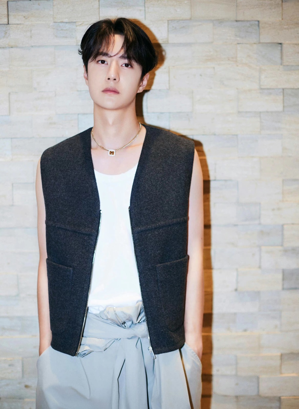 王一博因身体不适缺席热烈路演爆红四年全年无休本人发文回应