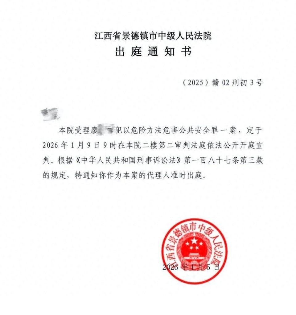 男子与女友吵架，驾车撞死一家三口-腾讯新闻