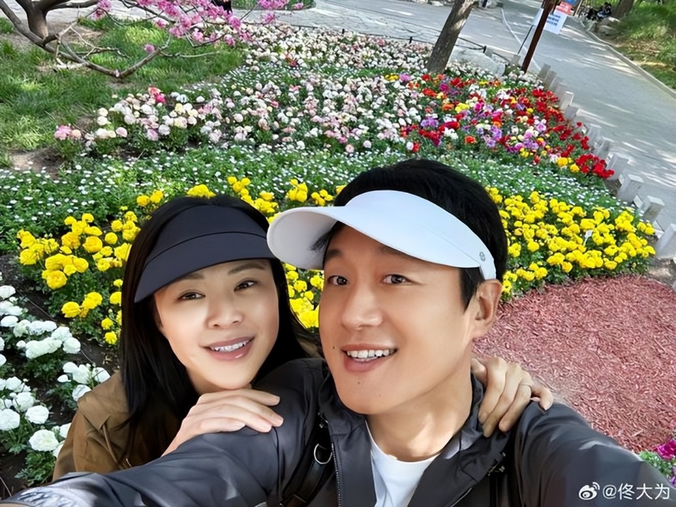 佟大为三胎儿子近照曝光,8岁弟弟白白胖胖,和爸爸长得一模一样