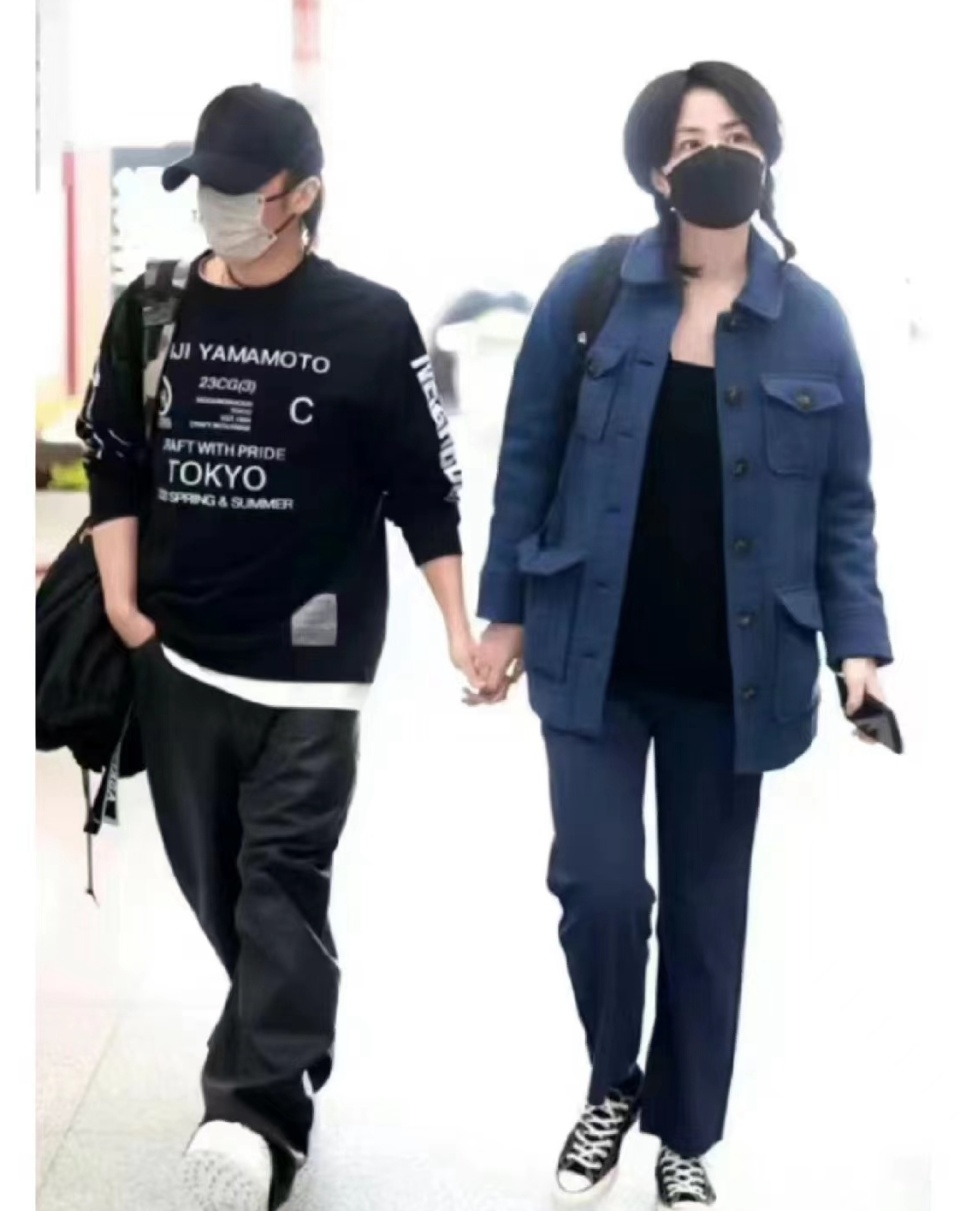 锋菲机场合体撒狗粮,王菲甜笑撒娇自然可爱,谢霆锋露宠溺眼神