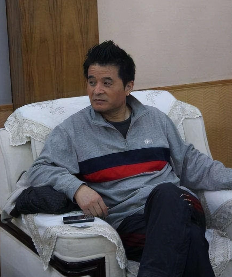 毕福剑近照被曝出!和《星光大道》歌手聚餐,佩戴蓝色哈达醉心听歌