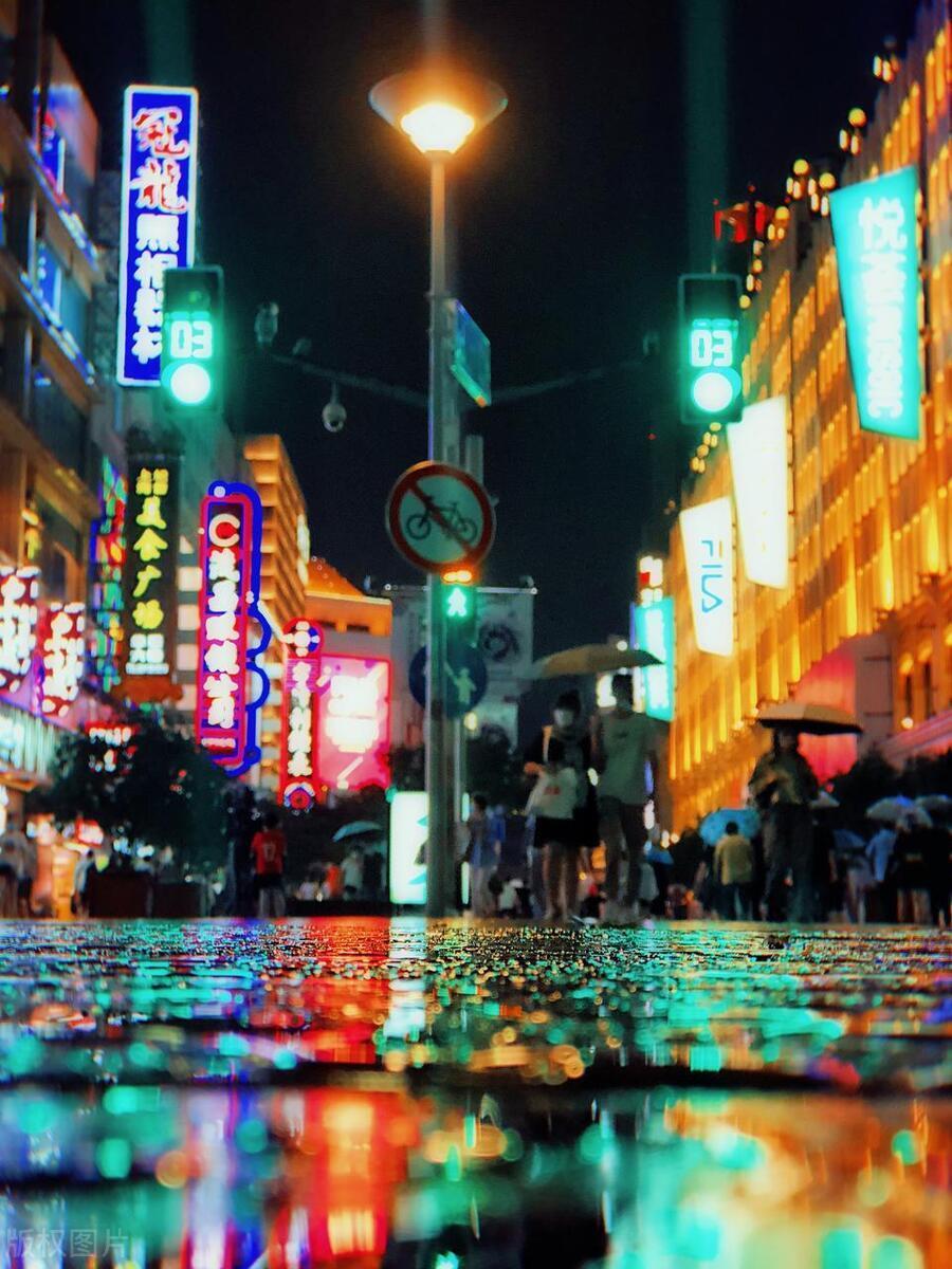 南京路步行街,是上海最繁华的商业街之一.