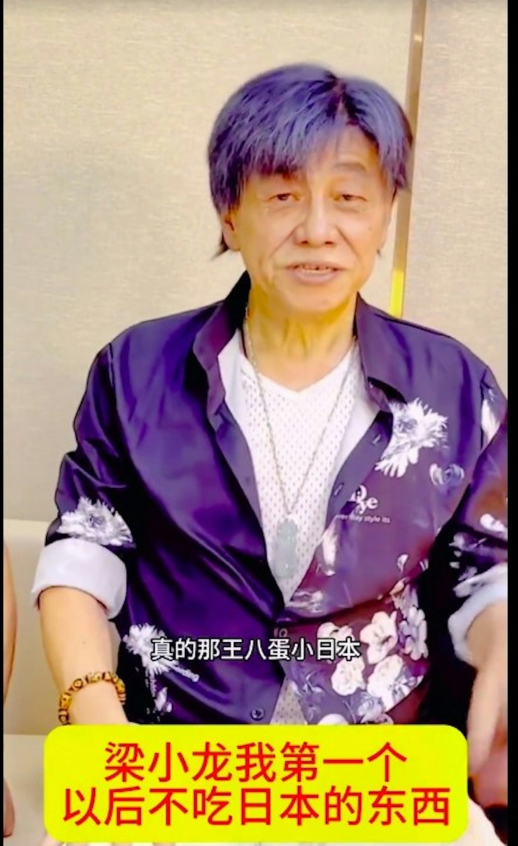 香港影坛最能打的梁小龙,娶小20岁妻子,76岁与网红合照尽显年轻