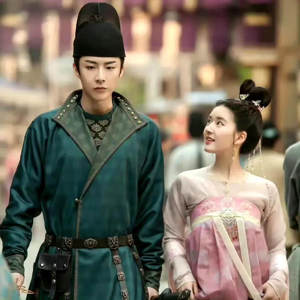 赵露思刘宇宁《珠帘玉幕》开机,全员身穿红衣,主演开机现场互动_腾讯