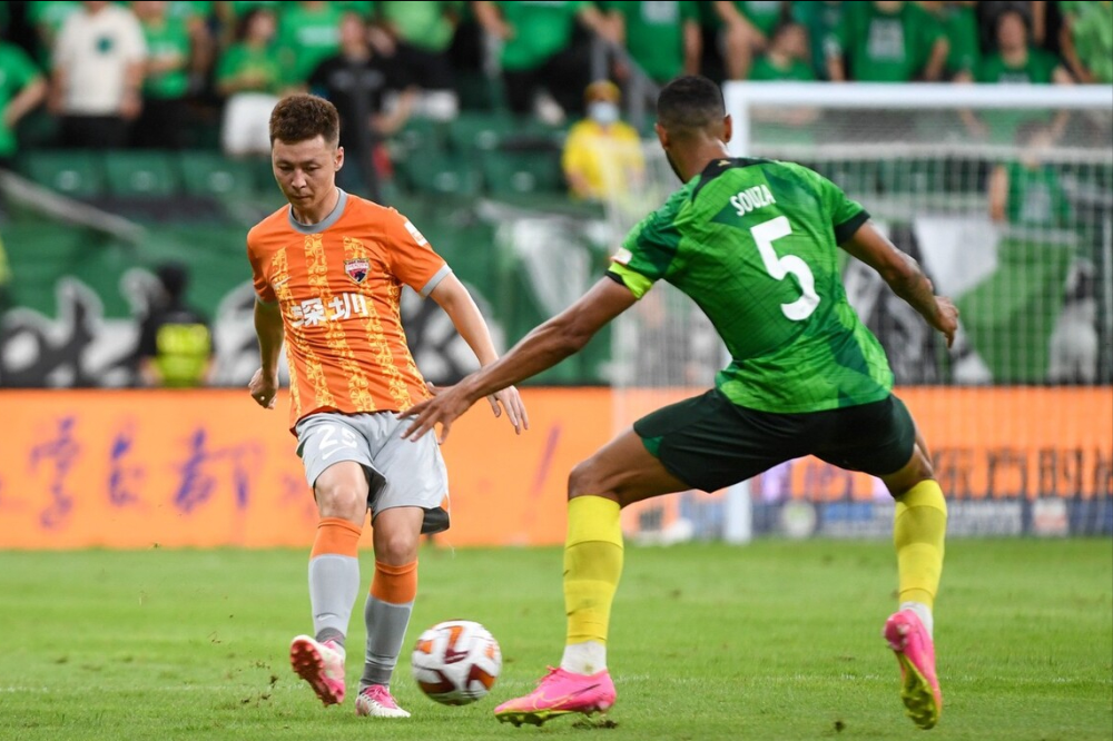 朴成 ,的索萨,阿代米,阿德本罗组成五中场,中锋王子铭单箭头突前;深圳