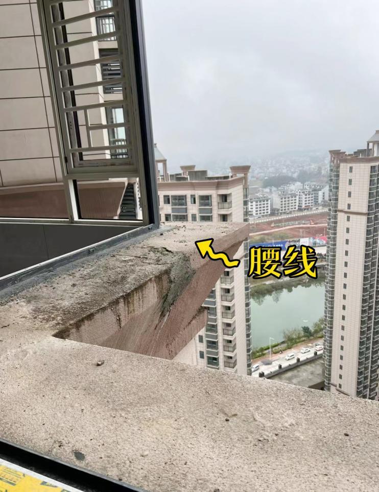 ②,每逢下雨天,腰线上就会积水,墙体或窗台长期有水分,就很可能造成