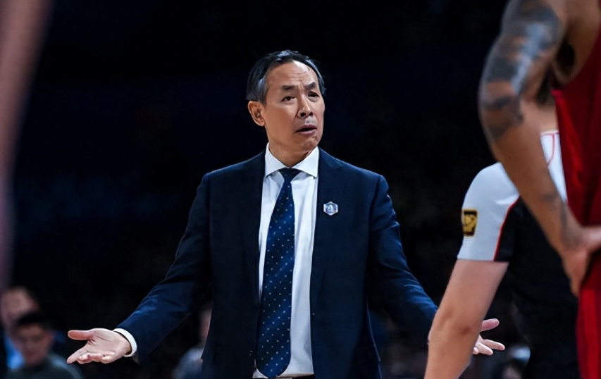 北京输球许利民再遭质疑!不叫暂停惹不满,末节用人目送败局!