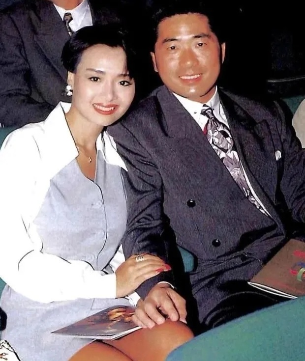 风月女星叶子楣58岁生日,以"神奇女侠"造型现身派对,圈中好友齐到贺