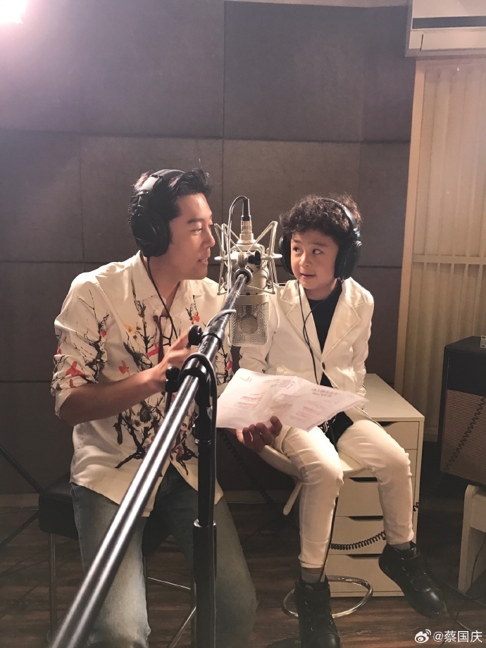 蔡国庆晒照为大儿子庆生,13岁庆庆长相随爸超帅气,身高近一米八_腾讯