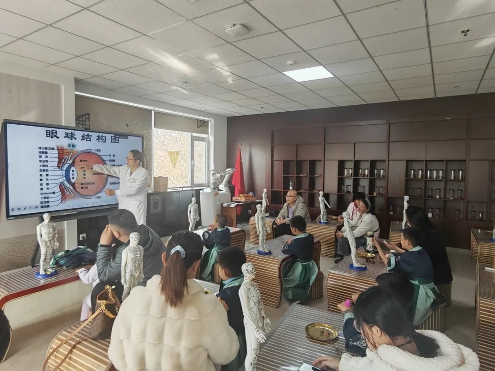 化身 “小小中醫師”！新黃河小交警小記者團走進張店區中醫院 - 