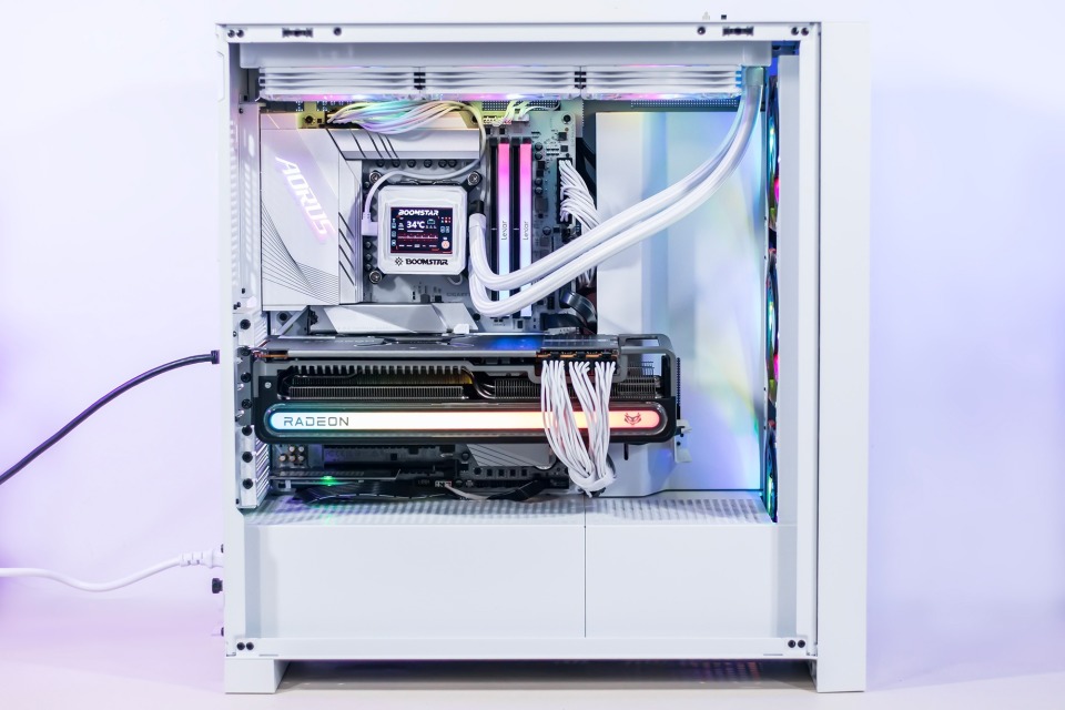 全白外观与屏幕加持,稳压满载300w,影驰星曜g360水冷散热器评测