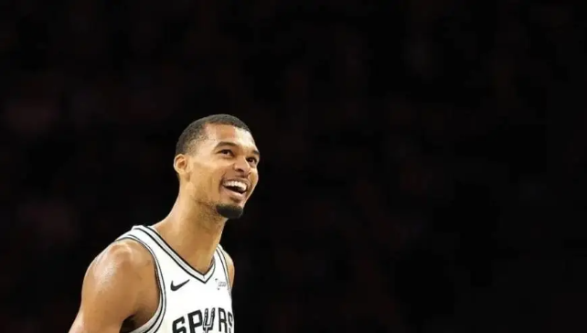 文班少拿5000万续约马刺获A+评分 ESPN：他在效仿布伦森